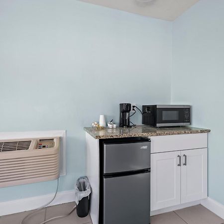 Partial Ocean View Hotel Room- King Bed #1 Форт Пирс Экстерьер фото