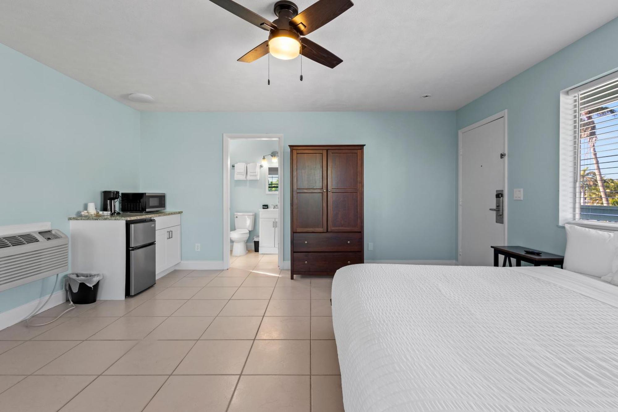 Partial Ocean View Hotel Room- King Bed #1 Форт Пирс Экстерьер фото