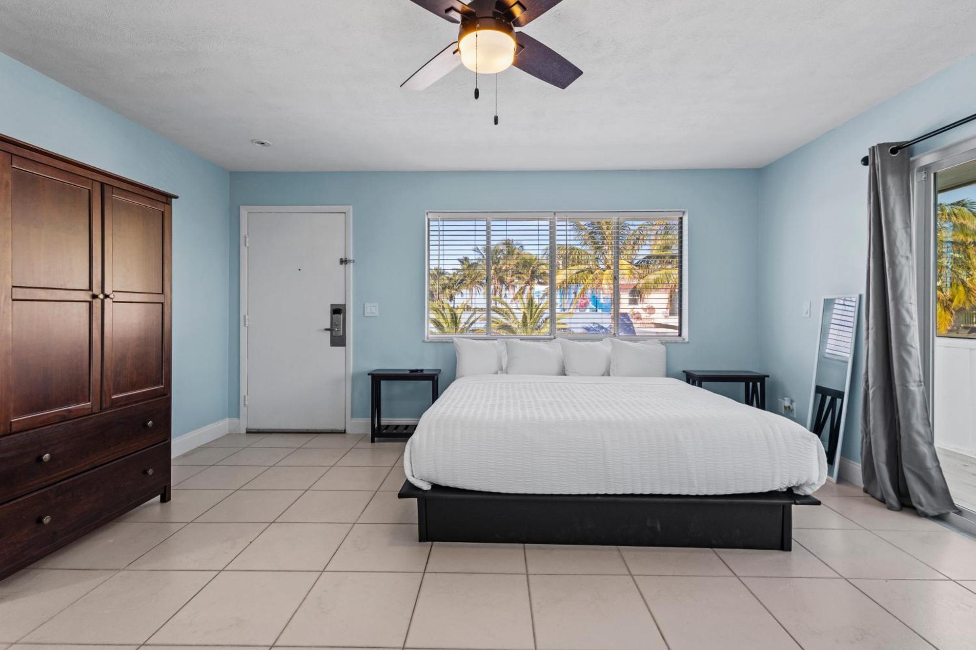 Partial Ocean View Hotel Room- King Bed #1 Форт Пирс Экстерьер фото